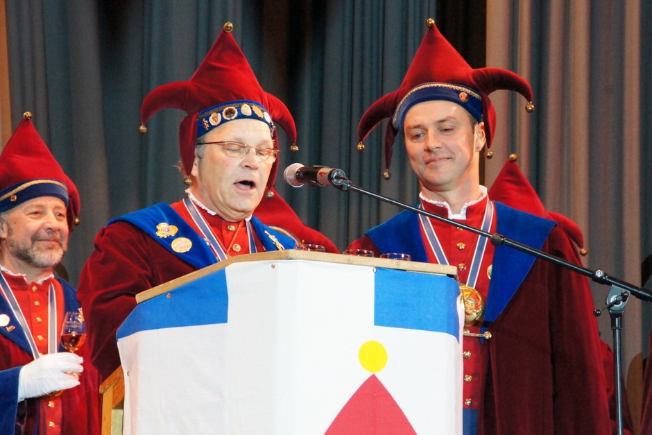 Endinger Zunftball: Die OZM-Würde ging von Franz-Josef Vollherbst (Mitte) und an Ralf Baumann (rechts) (Foto: Ilona Huege) Endinger Zunftball: Die OZM-Würde ging von Franz-Josef Vollherbst (Mitte) und an Ralf Baumann (rechts) (Foto: Ilona Huege)