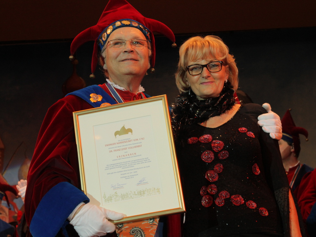 Endinger Zunftball: Sichtlich bewegt ist Franz-Josef Vollherbst von der Ernennung zum Erznarr. Rechts Doris Vollherbst Endinger Zunftball: Sichtlich bewegt ist Franz-Josef Vollherbst von der Ernennung zum Erznarr. Rechts Doris Vollherbst