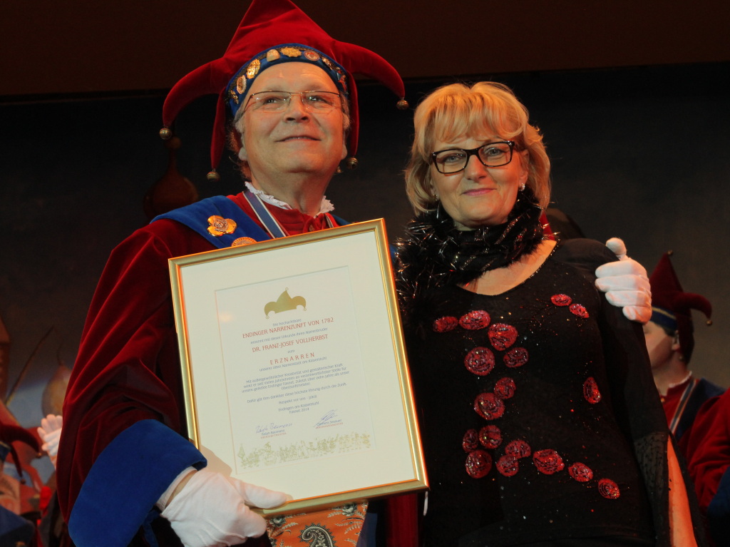 Endinger Zunftball: Sichtlich bewegt ist Franz-Josef Vollherbst von der Ernennung zum Erznarr. Rechts Doris Vollherbst