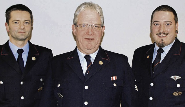 Kommandant   Hubert Strohmeier (Mitte)...eit die Stadtabteilung der Feuerwehr.   | Foto: Sedlak