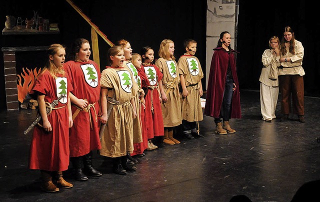 Die jungen Akteure des Scheffel-Gymnasiums in der Lwenherz-Auffhrung   | Foto: Wolfgang Knstle