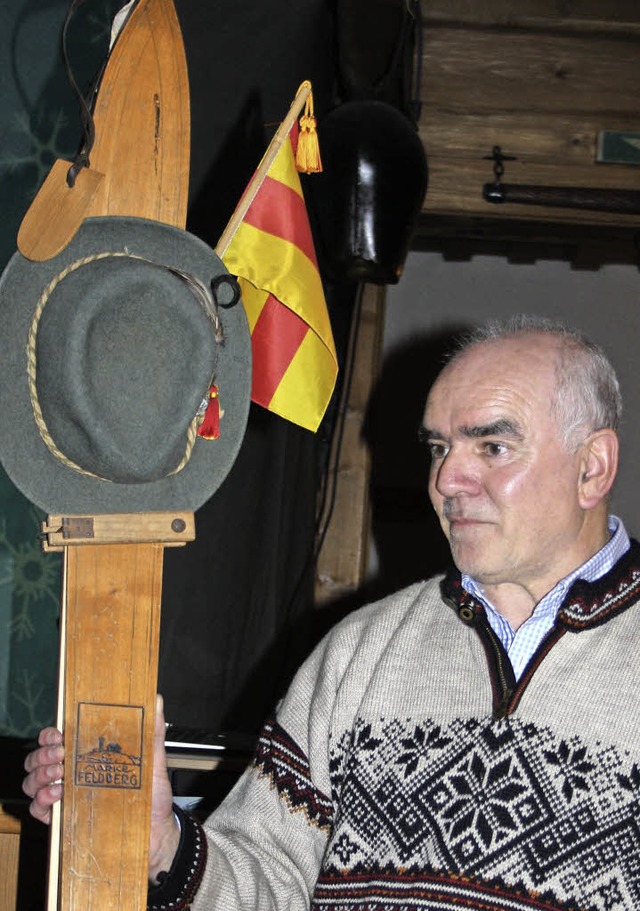 Walter Strohmeier mit Skier der Marke Feldberg.  | Foto: bhm