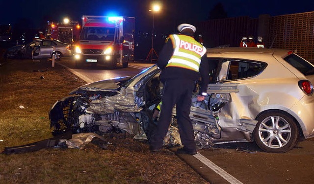 Einsatz auf der B 31: Ein Alfa-Fahrer ...nd verursachte einen schweren Unfall.   | Foto: Kamera 24