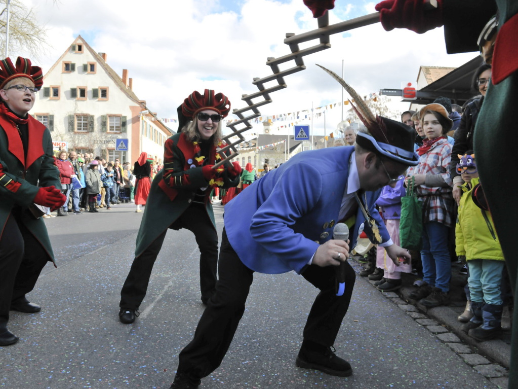 Die Beweglichkeit des Hudeli-Oberzunftmeisters testeten die Belchengeischter und Chsliwieber aus dem Mnstertal.