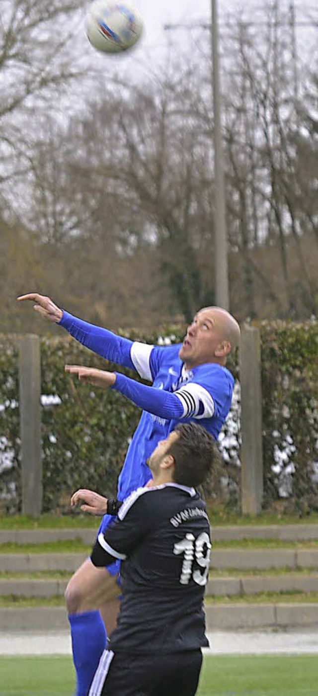 Fabian Kluge (blau) kickte mit dem SV ...V 08 Laufenburg und Bujar Halili 1:1.   | Foto: Rogowski