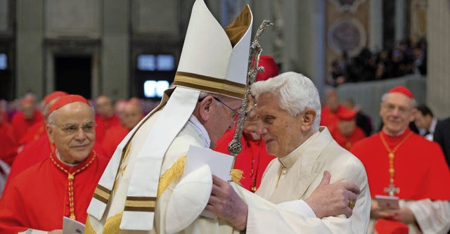 Besondere Begegnung: Papst Franziskus ...dikt zu seinem Konsistorium eingeladen  | Foto: afp