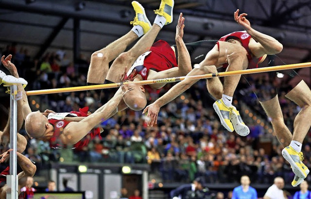 Der dreifache Gnther: Durch eine Mehr...prung-Hallenmeisters Martin Gnther.    | Foto: dpa