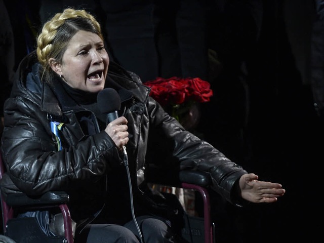 Von langer Haft  gezeichnet spricht Ju...chenko am Samstagabend auf dem Maidan.  | Foto: AFP