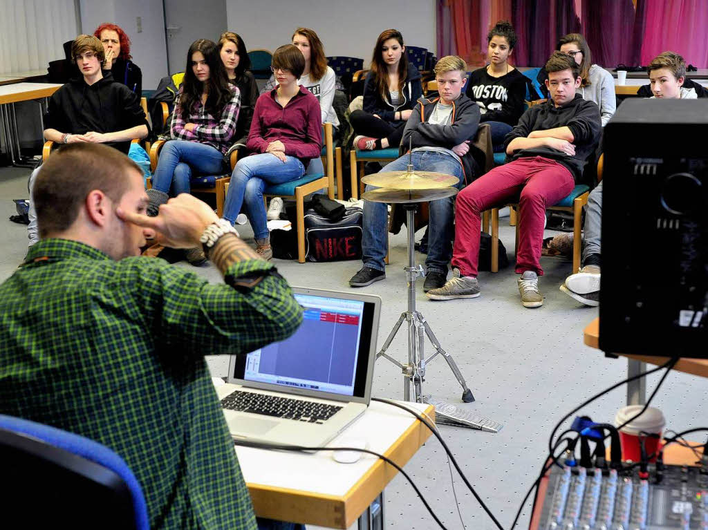 Eine Gruppe der Klasse bastelt mit Dozent Savvas Zilelidis am Beat.