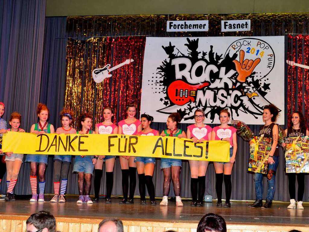 Hallenfasnet in Forchheim: Die Gardemdels sagen ihren Trainerinnen Sophia Gass (mit Fotos) und Laura Jehle Danke.