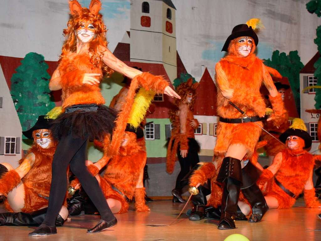 Rhinschnogparade in Sasbach: Die Gesangsvereinsfrauen mit ihrem Tanz zu Lady Gagas Americano