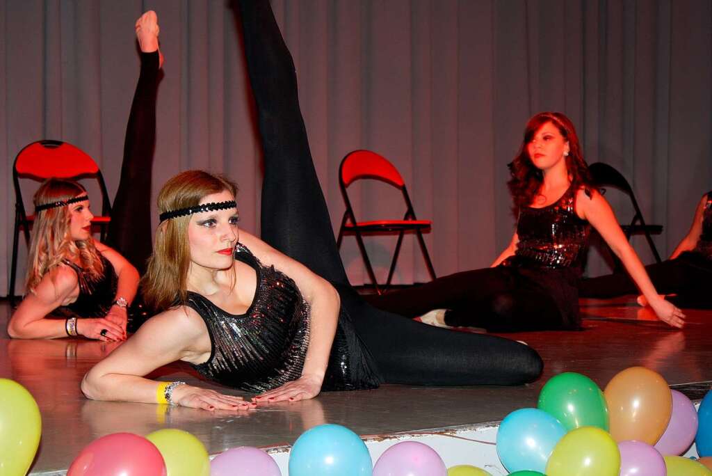 Rhinschnogparade in Sasbach: Die Gruppe Obsession mit ihrem fetzigen Tanz zu Christina Aguileras „Burlesque“