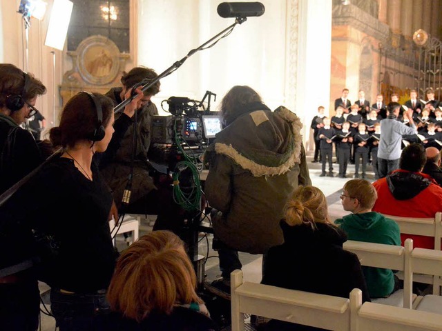 Gleich wird es ernst: Whrend der Chor...amera- und Tonleute die Einstellungen.  | Foto: Sebastian Barthmes