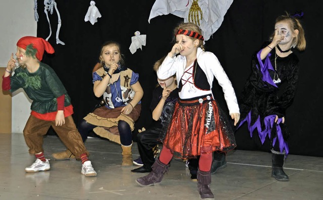 Amoltern. Fetzig der Rhytm und Hopp-Tanz den die Kinder auf die Bretter gelegt.  | Foto: Roland Vitt