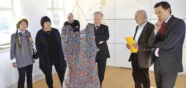 Ein Kleid aus 5000 Plastiksoldaten: Di...del und Johannes Fechner (von links).   | Foto: Gerhard Walser