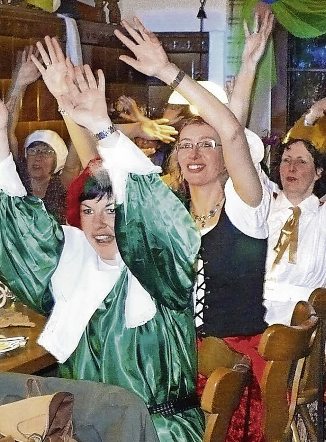 Ausgelassen feierten die Damen ihre Frauenfasnacht.  | Foto: Marianne Rittner