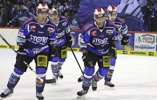 Zwischenjubel: Die Schwenninger Puckj... (Zweiter von rechts) gegen Nrnberg.   | Foto: reinhardt