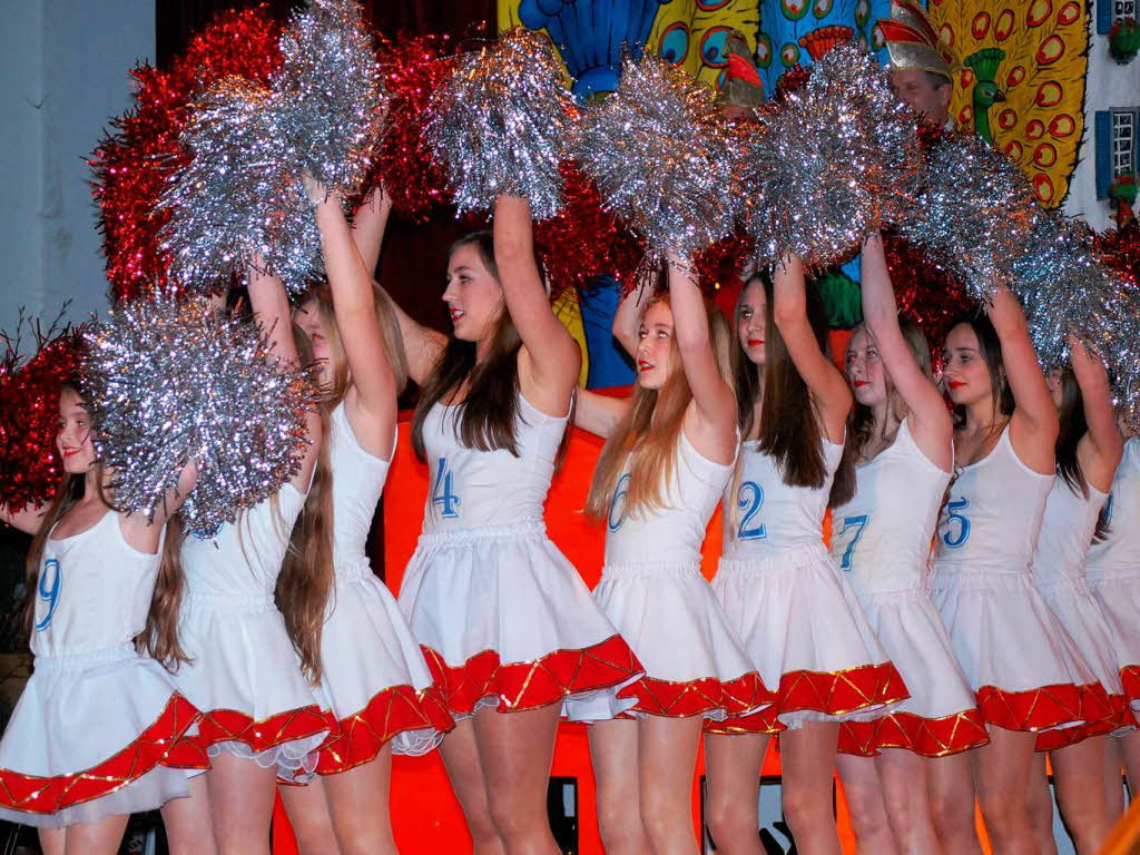 Die Stalexgarde heizte im Cheerleader-Look die Stimmung an.