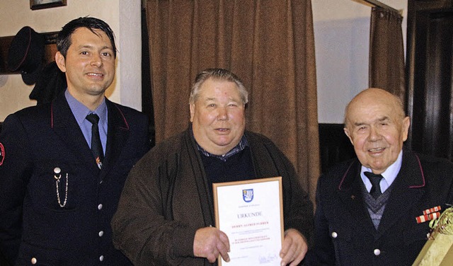 Jochen Holderer ehrt Alfred Furrer und...65-jhrige Zugehrigkeit zur Feuerwehr  | Foto: Tom Jacob