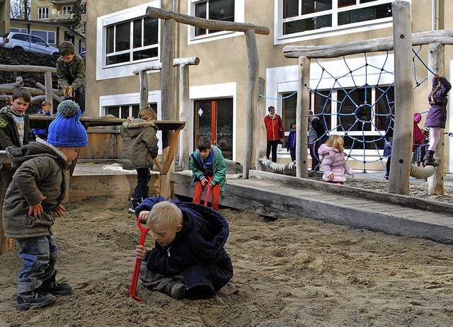 Kinder spielten unbefangen miteinander...offenen Tr an der Karl-Rolfus-Schule.  | Foto: Thomas Loisl Mink