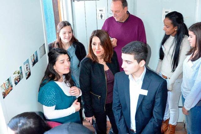 Integrationsministerin Bilkay Öney diskutiert mit Jugendlichen in Breisach