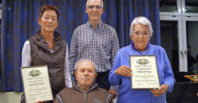 Claudia Berger und Helga Gempp mit   K...der fr 60 Jahre Gesang geehrt wurde.   | Foto: Hartenstein