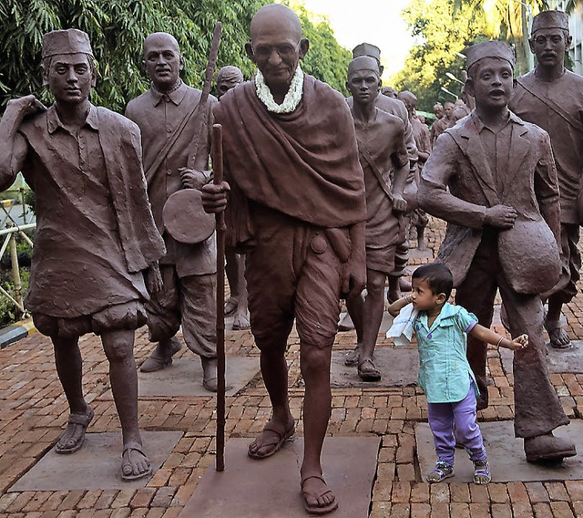 Auch das Denkmal zum &#8222;Ghandi-Mar...nnendie Schler in Mumbai besichtigen   | Foto: dpa