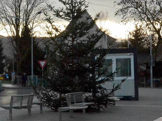 Da stand er noch, der Christbaum auf d...el am Bahnhofsvorplatz in Eimeldingen.  | Foto: Victoria Langelott