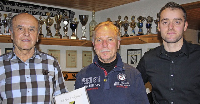 Der Vorsitzende de SV Todtmoos,  Walte...fr 25 Jahre Mitgliedschaft im Verein.  | Foto: andreas bhm