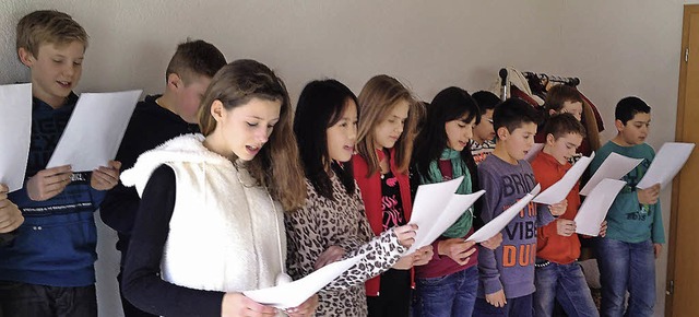 Die Schler der Realschule sangen zum Auftakt ein Lied fr die Senioren.  | Foto: Privat