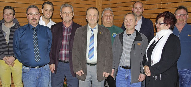 Der Vorstand des Angelvereins  mit dem... Jrgen Kniephoff (fnfter von links)   | Foto: Mink