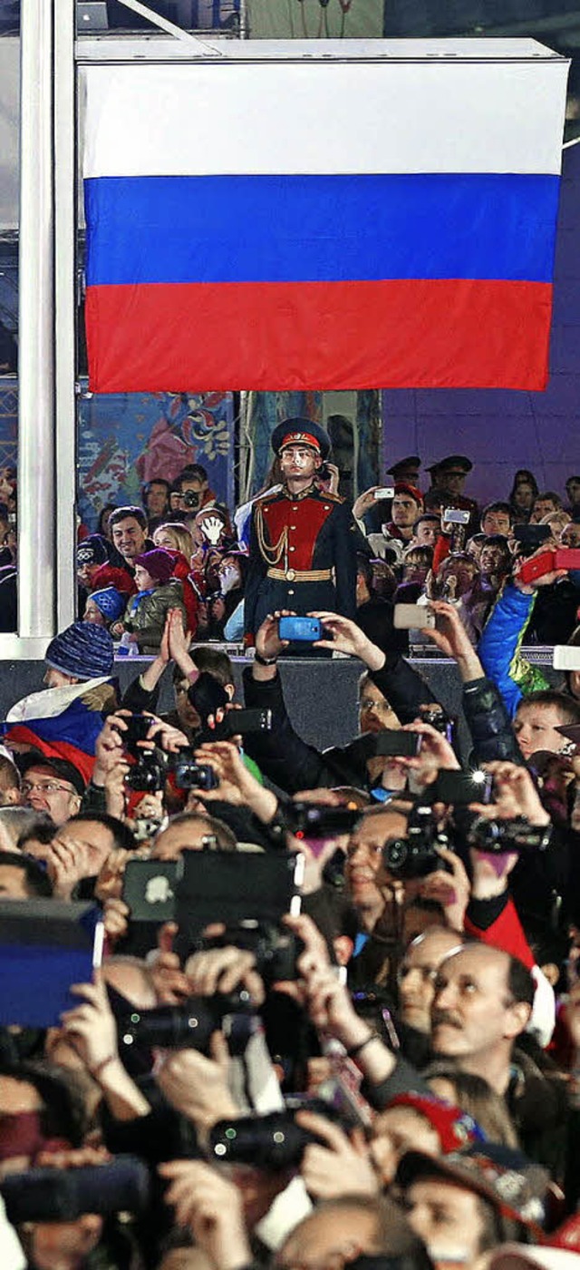 Alles korrekt? Die russische Fahne kn...al Plaza in Sotschi von vielen Siegen.  | Foto: dpa