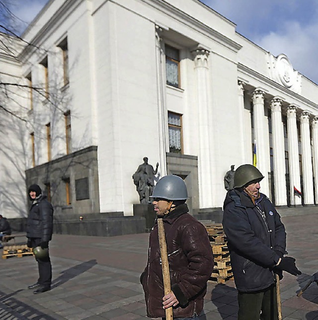 Janukowitsch-Gegner bewachen das Parlament in Kiew.   | Foto: dpa