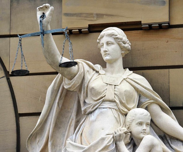 Justitia mit ihrer Waage  | Foto: dpa