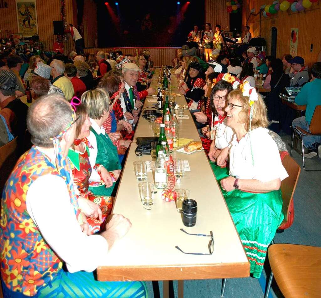 Bunter Abend des SV Nordweil in der Herrenberghalle: Das Narrenpublikum hatten seinen Riesenspaß. Bunter Abend des SV Nordweil in der Herrenberghalle: Das Narrenpublikum hatten seinen Riesenspaß.
