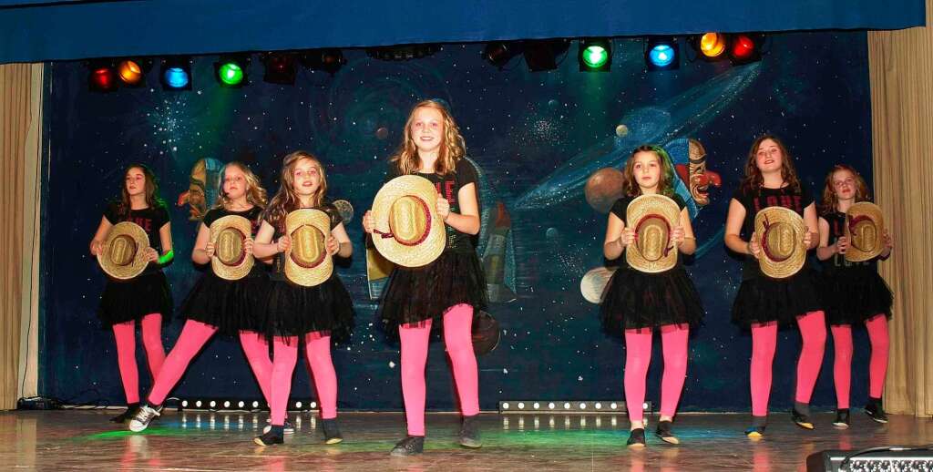 Bunter Abend des SV Nordweil in der Herrenberghalle: Das Kinderturnballett des SV Nordweil meisterte bravourös seinen Show-Tanz. Bunter Abend des SV Nordweil in der Herrenberghalle: Das Kinderturnballett des SV Nordweil meisterte bravourös seinen Show-Tanz.