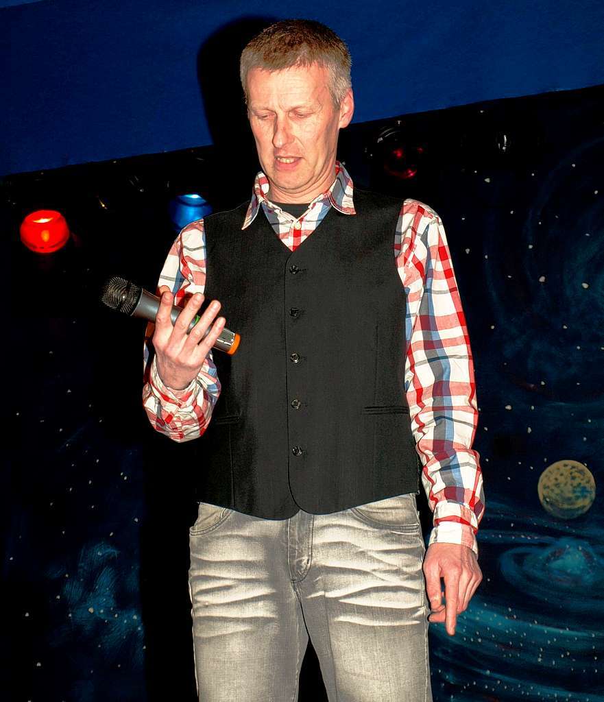 Bunter Abend des SV Nordweil in der Herrenberghalle: SVN-Vorsitzender Markus Götz gleich bei der Begrüßung der Narrenschar voll in Aktion. Bunter Abend des SV Nordweil in der Herrenberghalle: SVN-Vorsitzender Markus Götz gleich bei der Begrüßung der Narrenschar voll in Aktion.