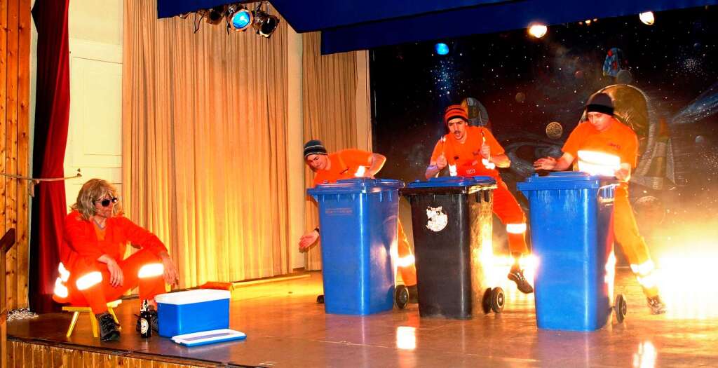 Bunter Abend des SV Nordweil in der Herrenberghalle: Die trommelnden Müllmänner bei der Arbeit. Bunter Abend des SV Nordweil in der Herrenberghalle: Die trommelnden Müllmänner bei der Arbeit.