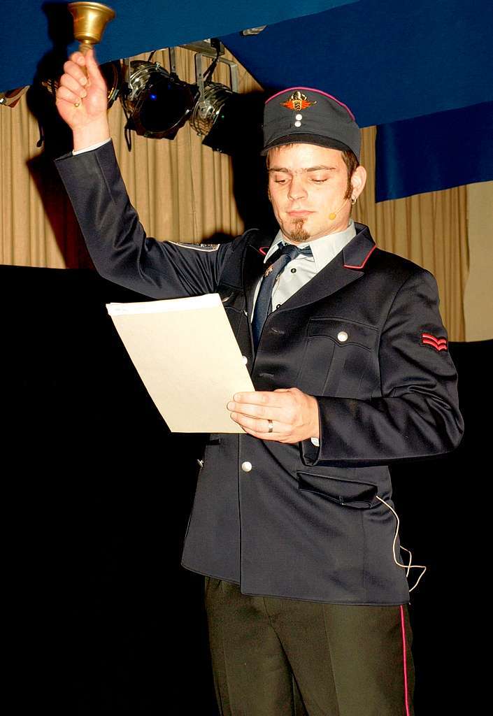 Bunter Abend des SV Nordweil in der Herrenberghalle: Gehört einfach dazu - der Bott (alias Christoph Gehlen) mit Amtsmütze und Schelle. Bunter Abend des SV Nordweil in der Herrenberghalle: Gehört einfach dazu - der Bott (alias Christoph Gehlen) mit Amtsmütze und Schelle.