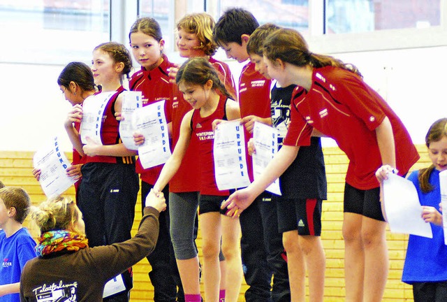 Jeder ist ein Sieger: Janice Waldvogel...achwuchsleichtathleten ihre Urkunden.   | Foto: heiler