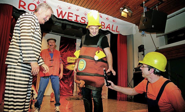 Die Neuigkeiten aus dem Dorfleben verb...heim die Mnner vom rtlichen Bauhof.   | Foto: Sandra Decoux-Kone