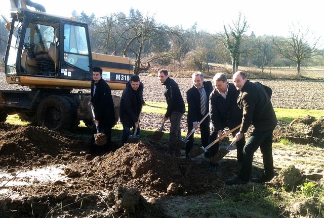 Froh ber den ersten Spatenstich (von ... Jehle, Karl Siefert und Andreas Demny  | Foto: klaus seger, gemeinde Hohberg