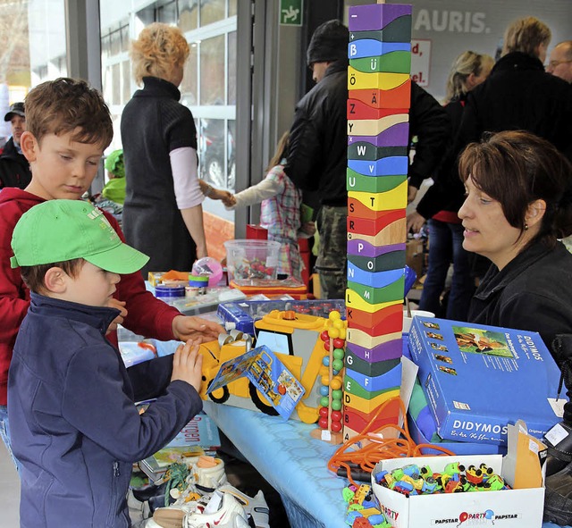 Eine bunte Auswahl gab es beim Kinderflohmarkt.   | Foto: Eva Korinth