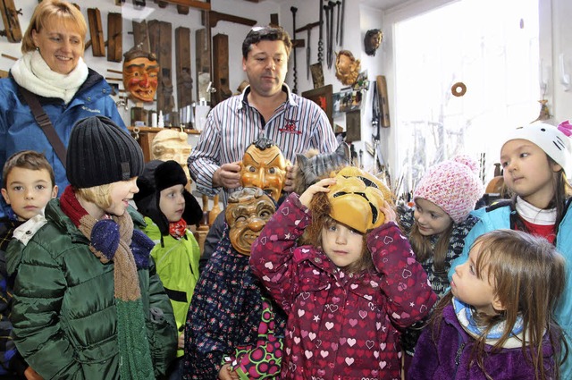 Die Kinder drfen allerlei Masken anpr... Kubiza und  Erich Holzer schauen zu.   | Foto: Eva Korinth