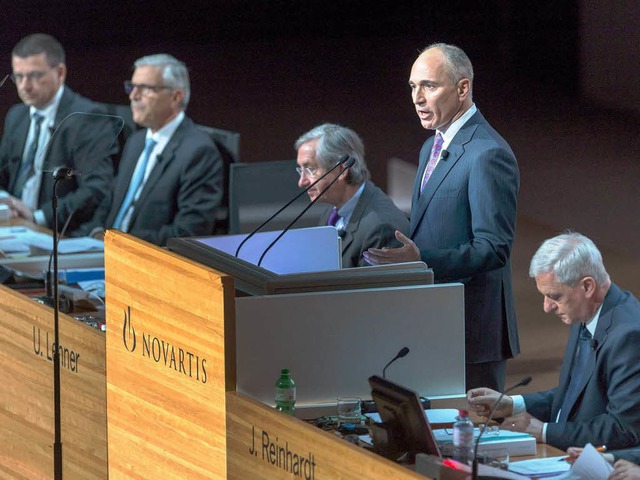 Joseph Jimenez (stehend) spricht bei d... (rechts) VR-Prsident Jrg Reinhardt.  | Foto: dpa