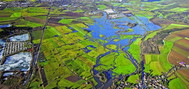 Ein normales Hochwasser im Donauried z...hren (unten), hier an Weihnachten 2012  | Foto: Archiv SK