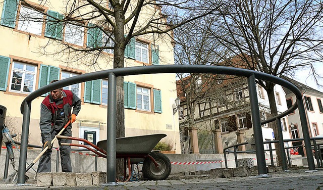 Ein Gelnder um die Baumscheiben am Urteilsplatz soll die Linden schtzen.   | Foto: Matthias Maie