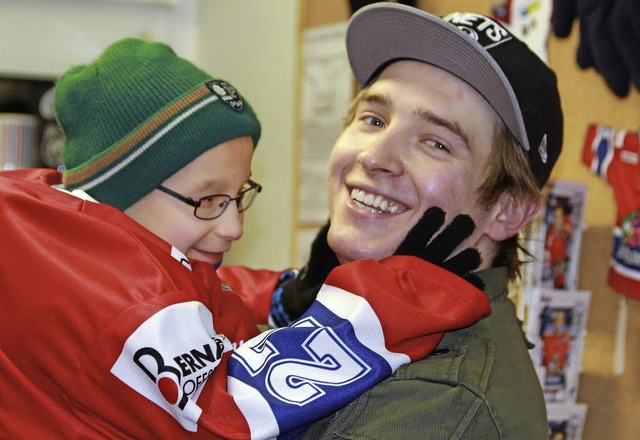 Sind ziemlich beste   Freunde:  der EH...er Eishockey-Spieler Jakub Wiecki (25)  | Foto: Jennifer Reiner