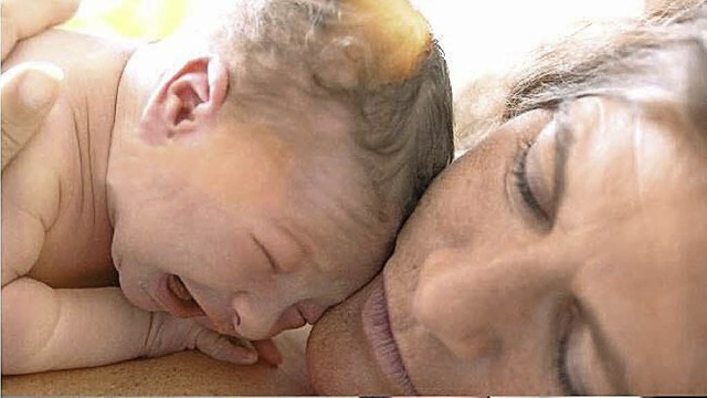 Filmszene: Mutter mit neugeborenem Baby   | Foto: Kreiskrankenhaus