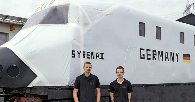 Mathias Barth (rechts) und  Daniel Duffner vor ihrem Space Shuttle.   | Foto: Susanne Ehmann